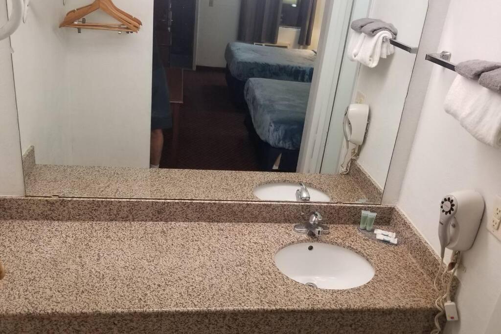 Hotel 2 Queen Beds Hotel Room 222 Wi-Fi Hot Tub Booking Stillwater Extérieur photo