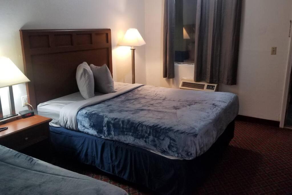 Hotel 2 Queen Beds Hotel Room 222 Wi-Fi Hot Tub Booking Stillwater Extérieur photo